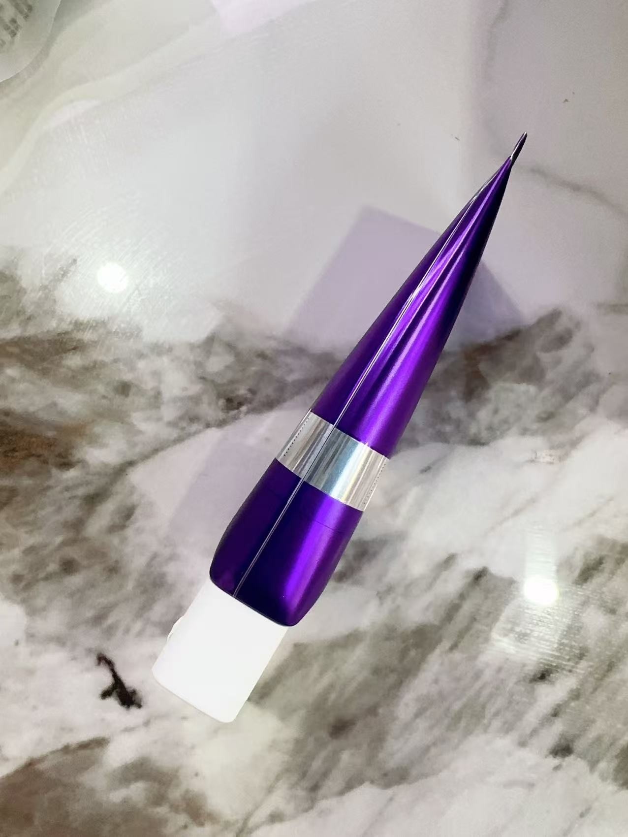 紫色亮亮牙齿牙膏