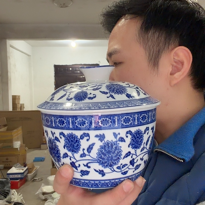 一套装的瓷器的东西