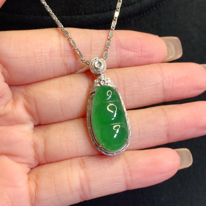 【闪购商品】颈饰18K金镶嵌翡翠福豆