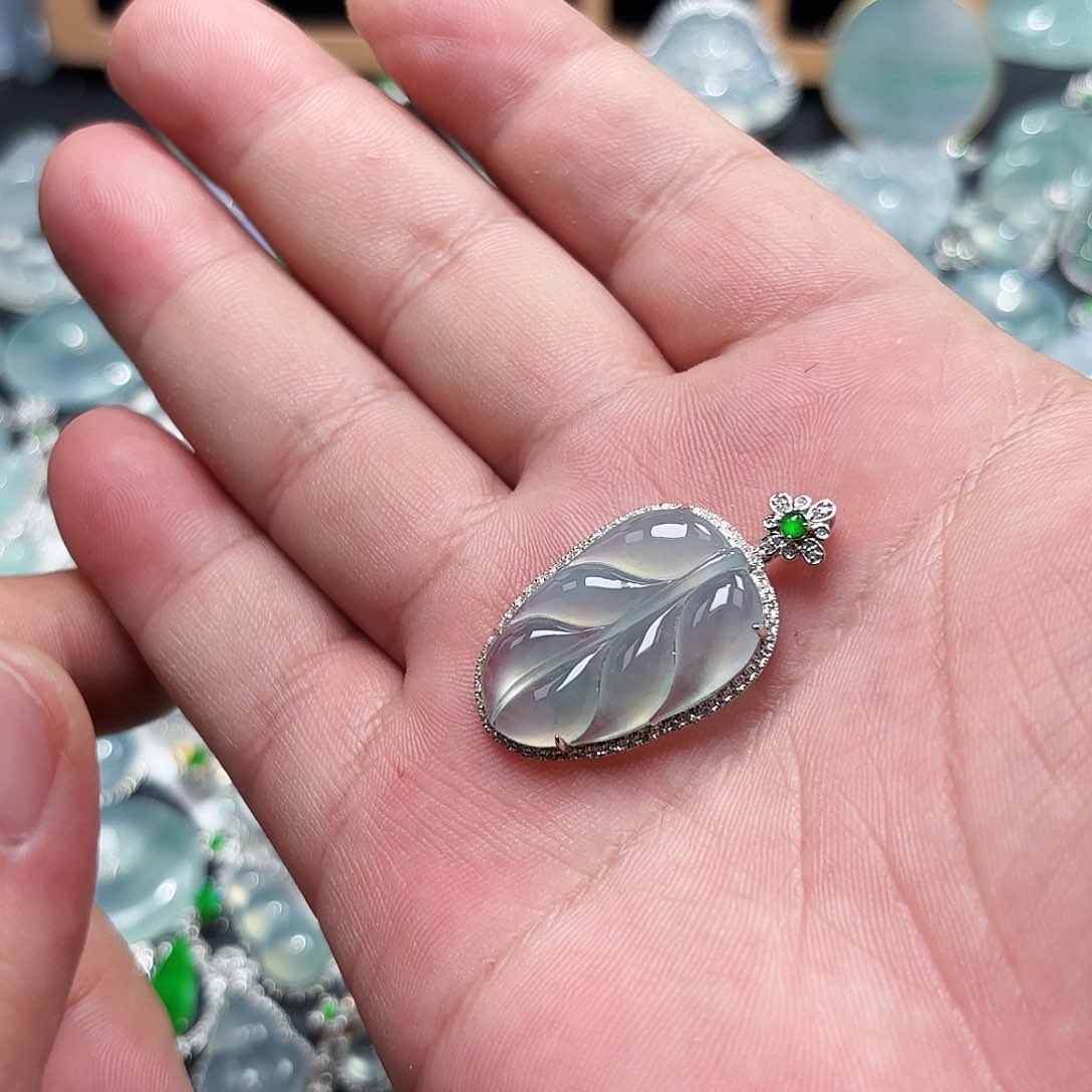 颈饰18K金镶嵌翡翠