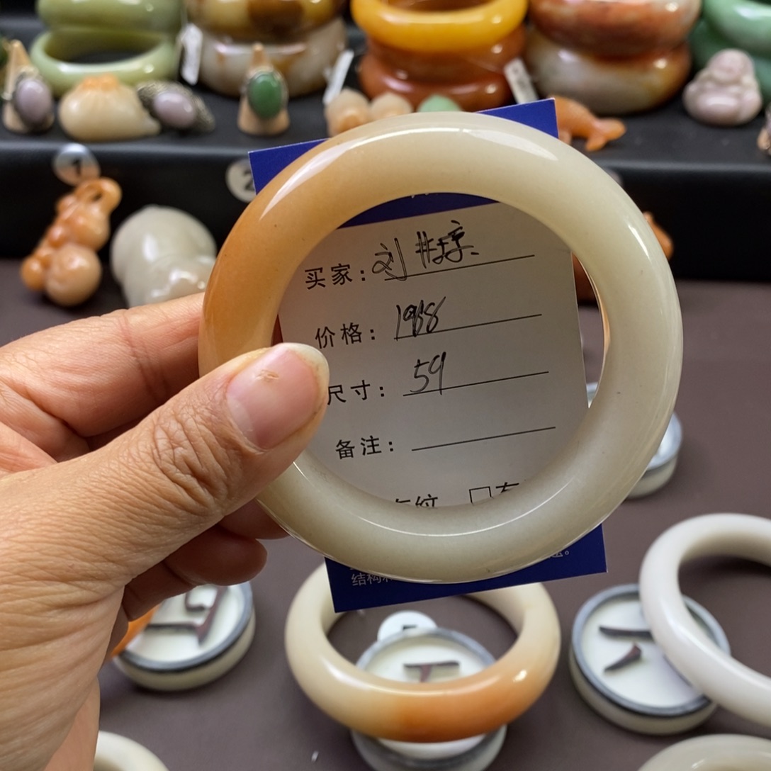 刘***琼石英质玉未镶嵌手镯
