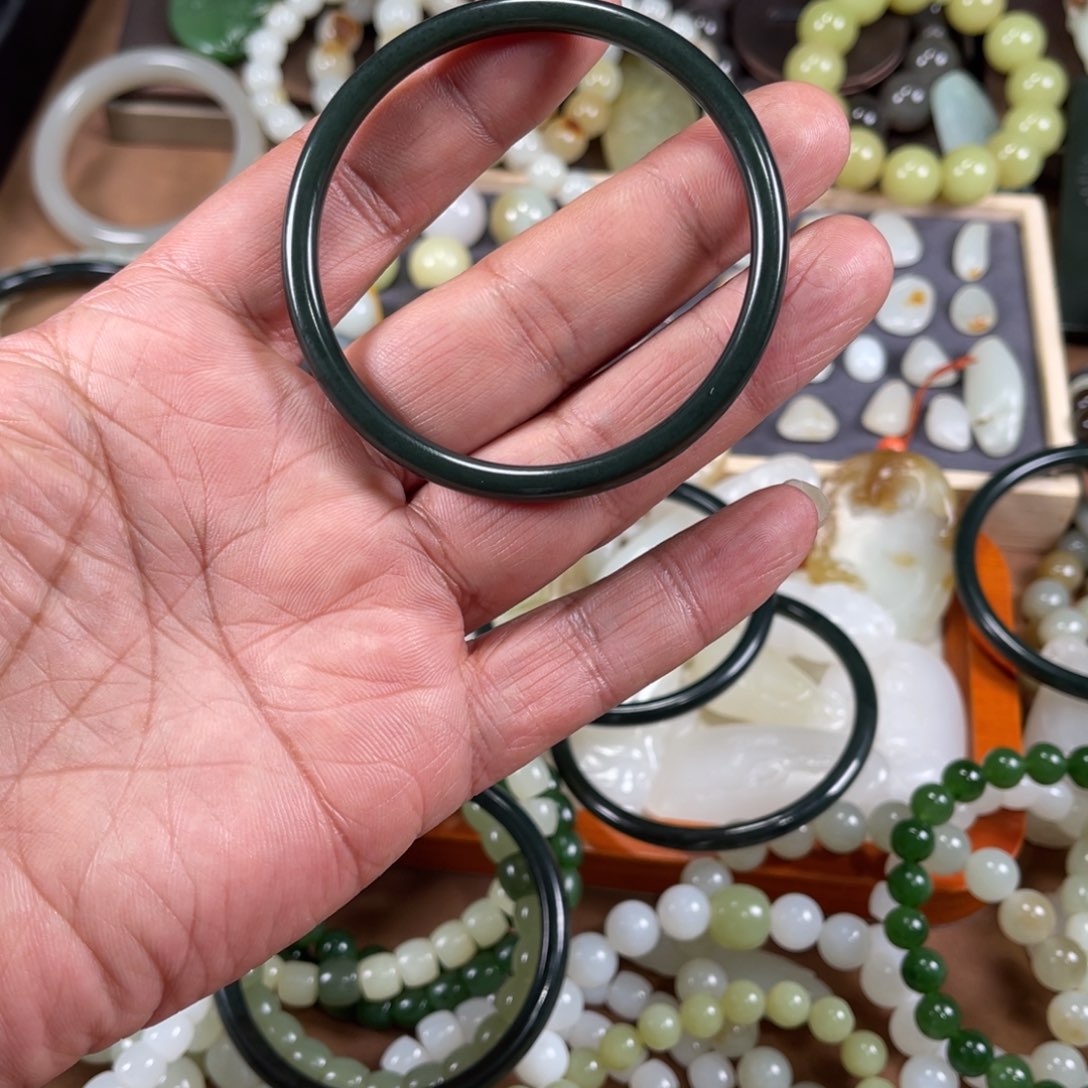 周***周和田玉未镶嵌手串