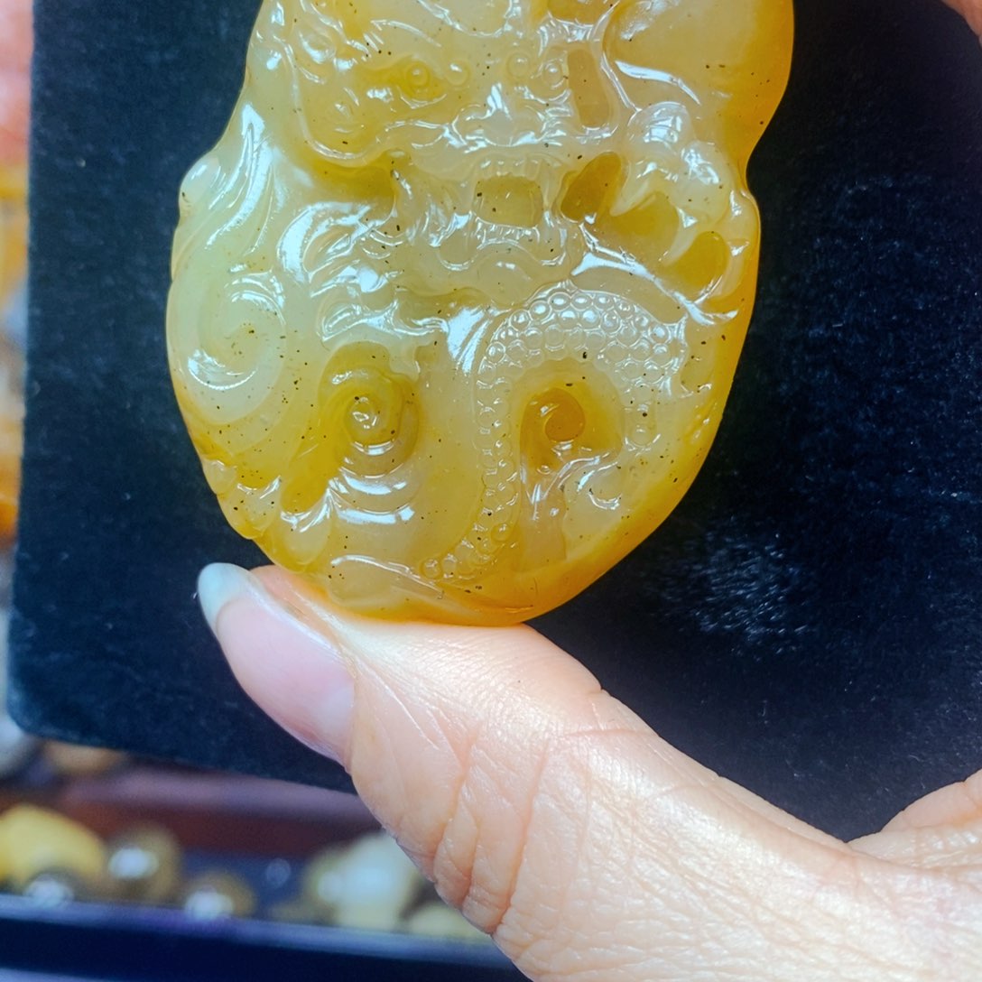 未镶嵌石英质玉（黄龙玉）颈饰