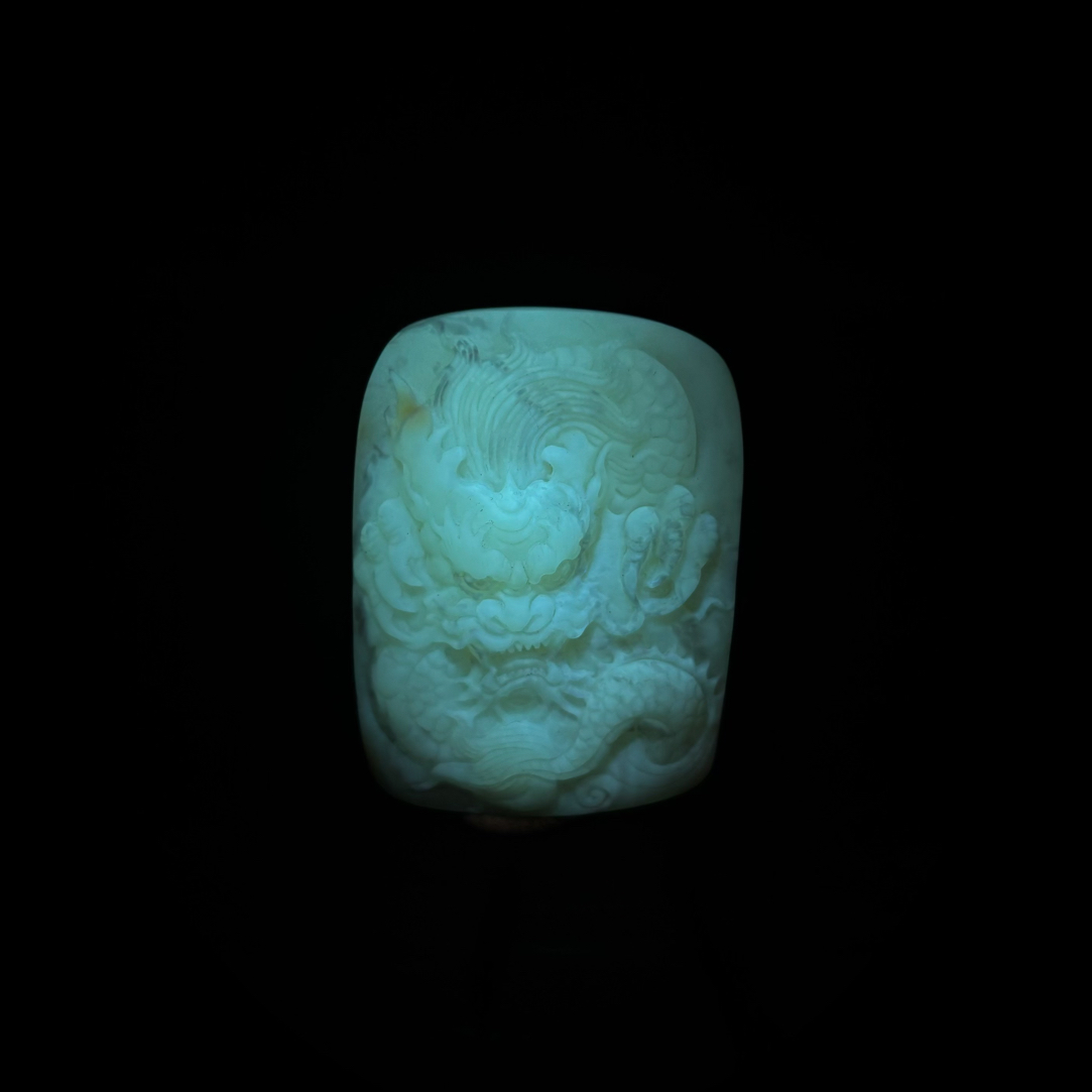 蜜蜡龙牌背留皮款男士吊坠女款绿色雕刻老型仿古玉化精雕飘绿