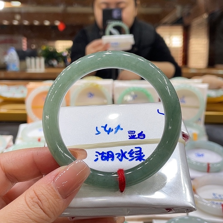 翡翠手镯未镶嵌翡翠