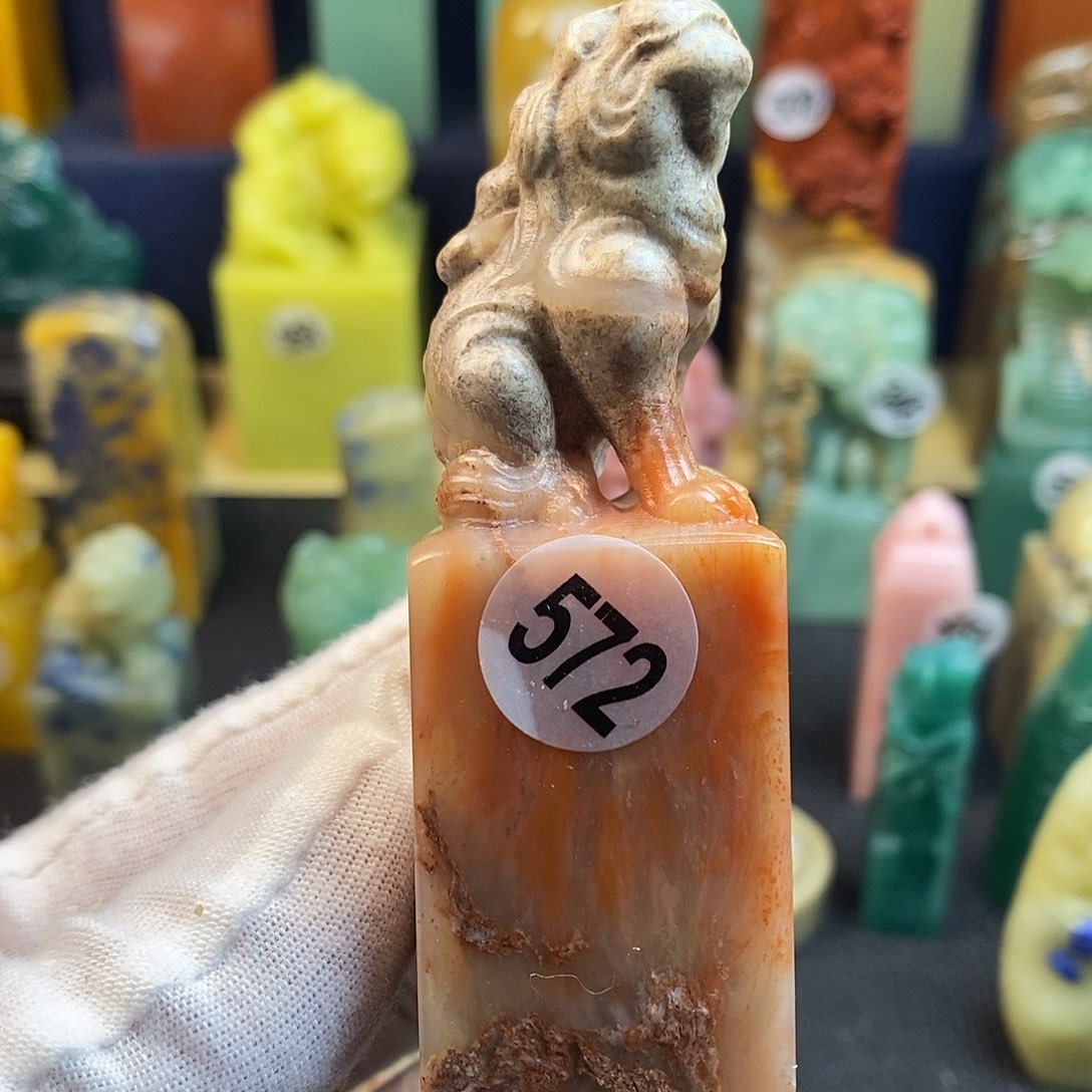 老挝石篆刻艺术家的作品