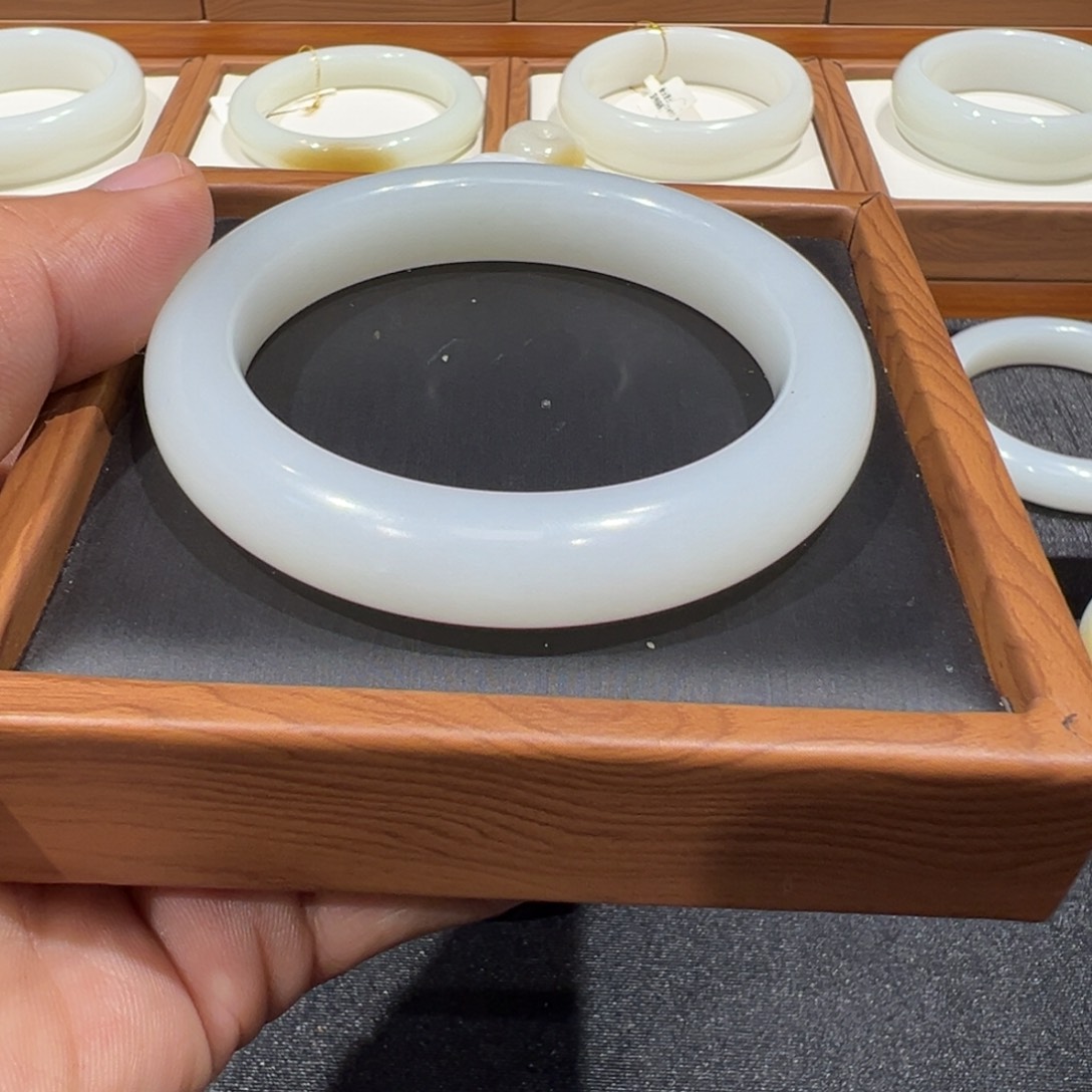 和田玉未镶嵌手镯