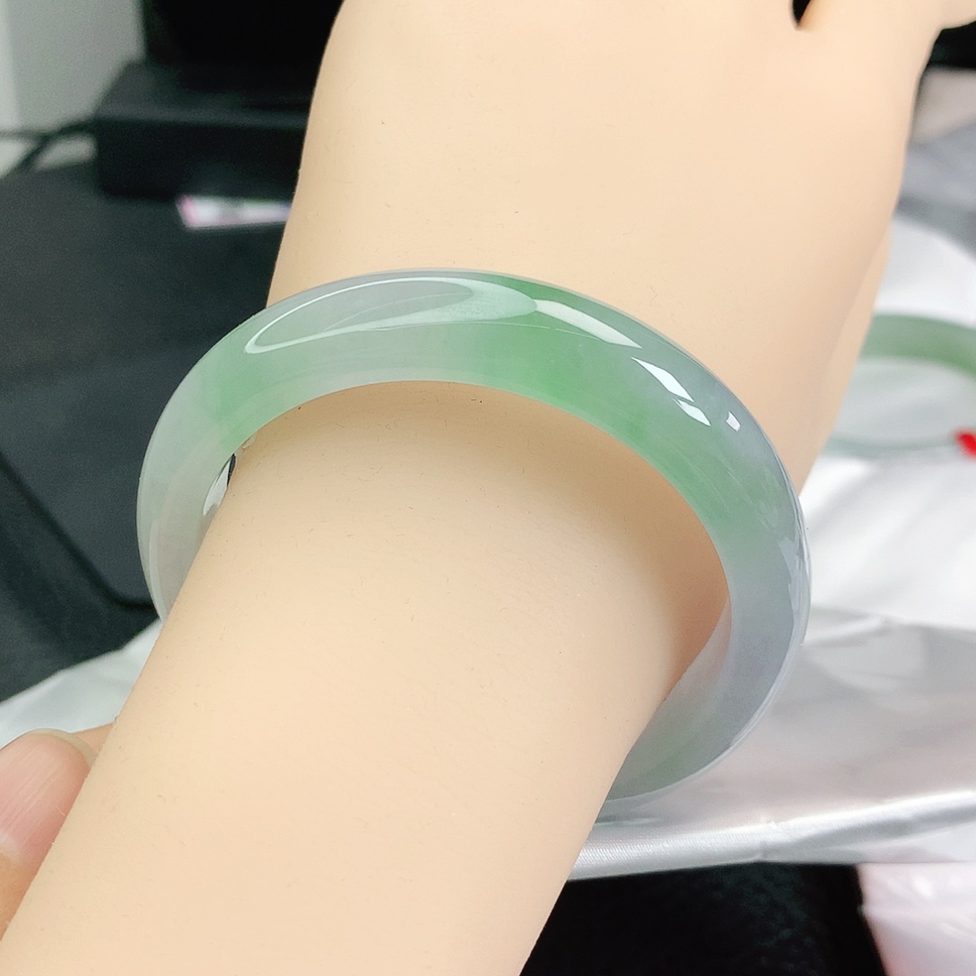 翡翠手镯未镶嵌正5455