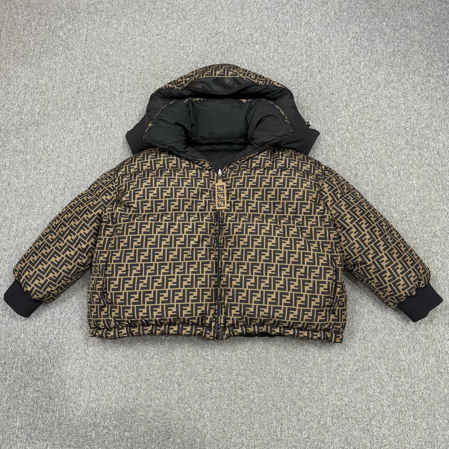 99新 FENDI/芬迪 18057662nz芬迪双面拼色老花羽绒服外套 M码99新
