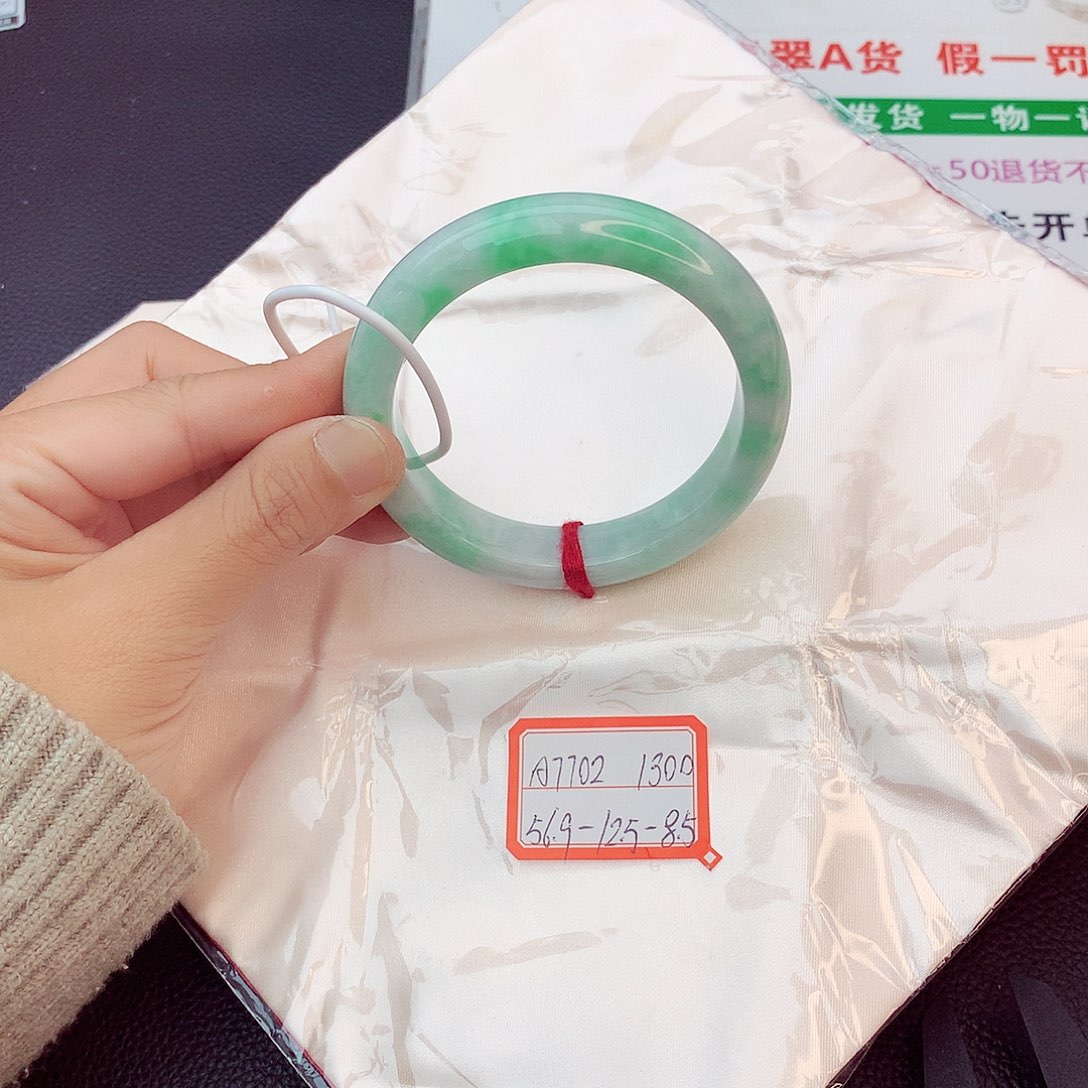 翡翠手镯未镶嵌翡翠