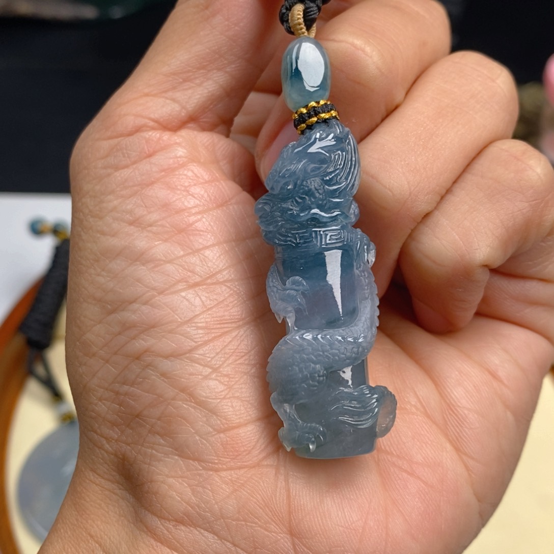 翡翠颈饰未镶嵌龙柱