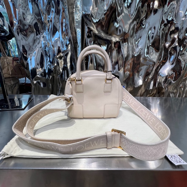 95新 LOEWE/罗意威 白色 全皮 mini 亚马逊 手提单肩包