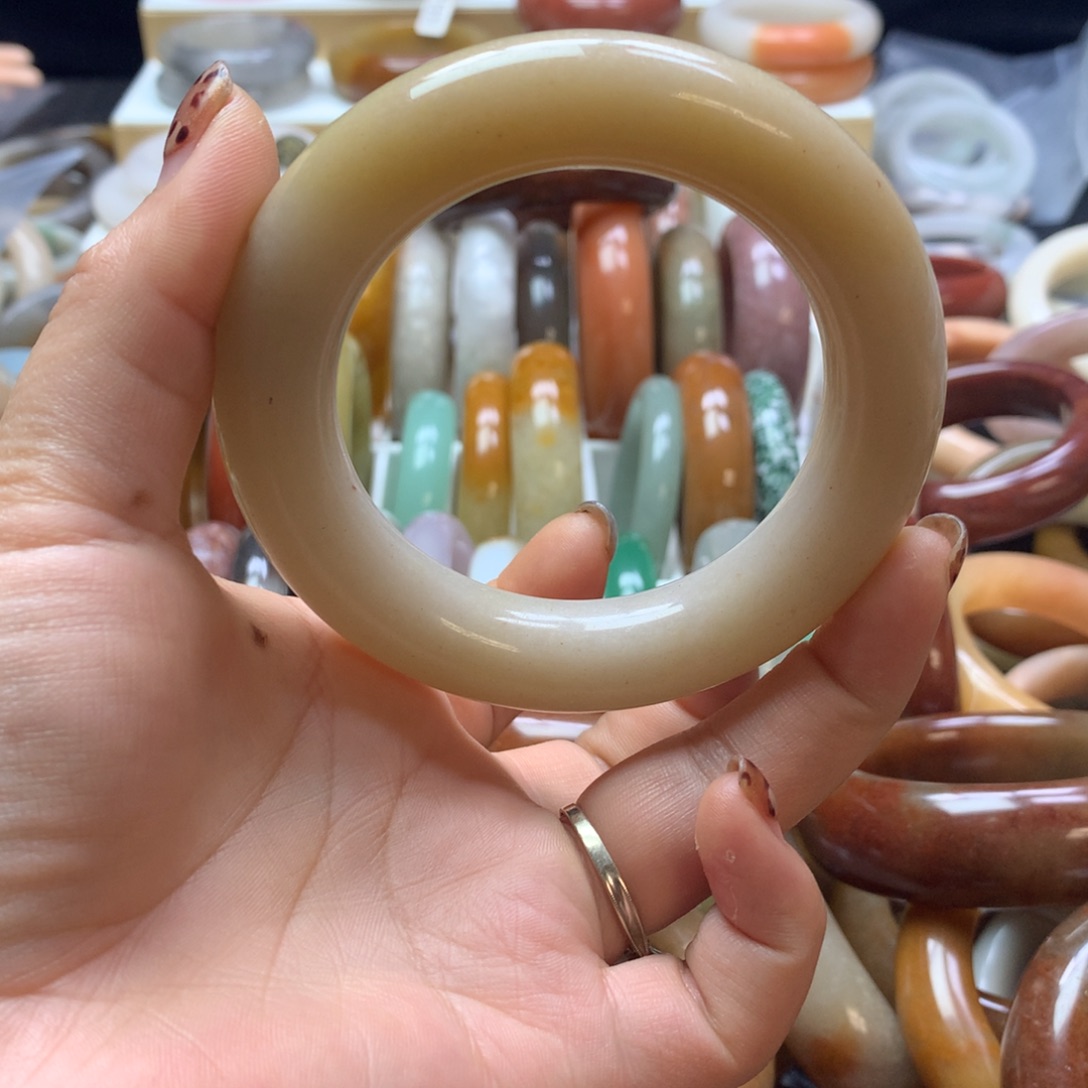 石英质玉手镯未镶嵌