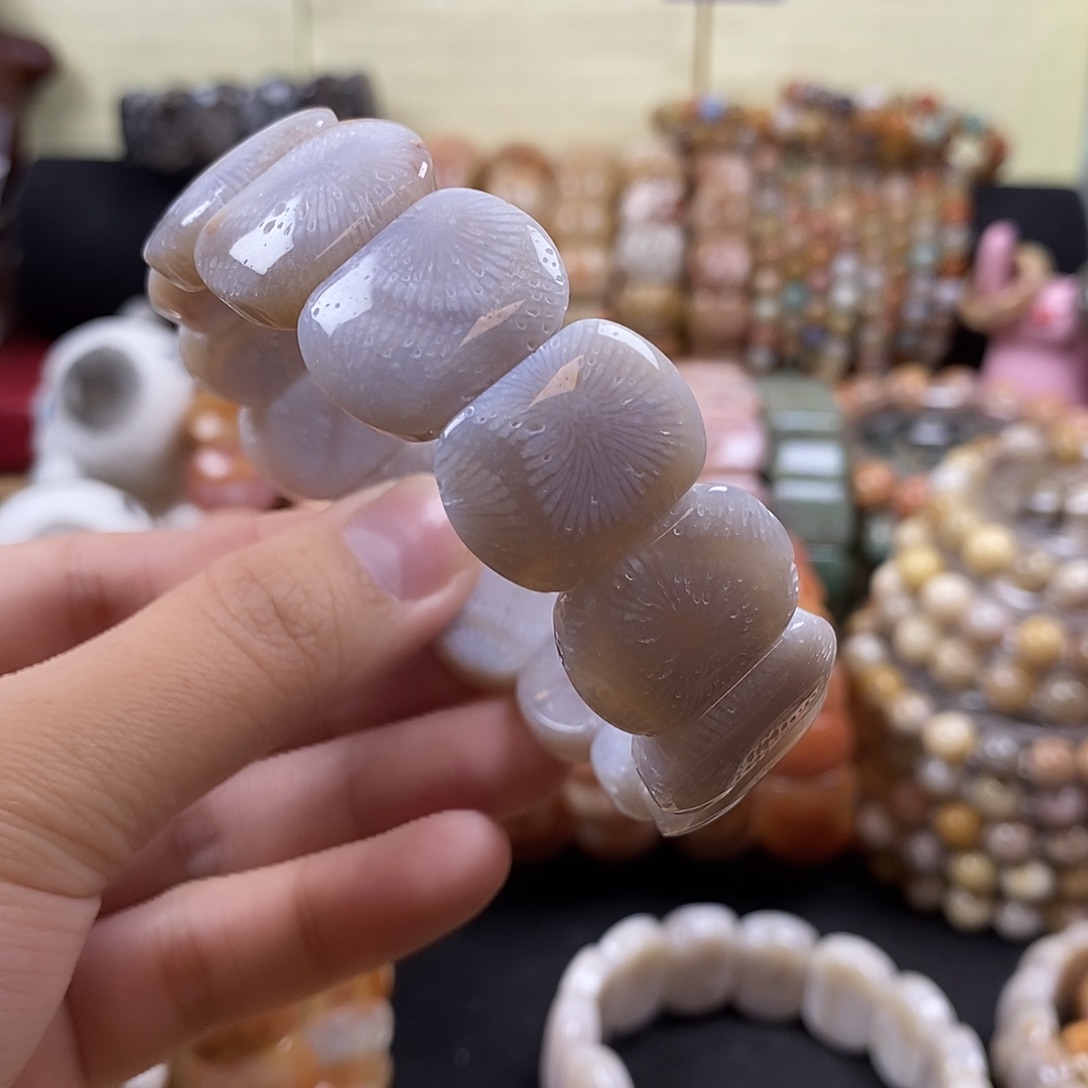 丹***硅化珊瑚（珊瑚玉）未镶嵌手牌