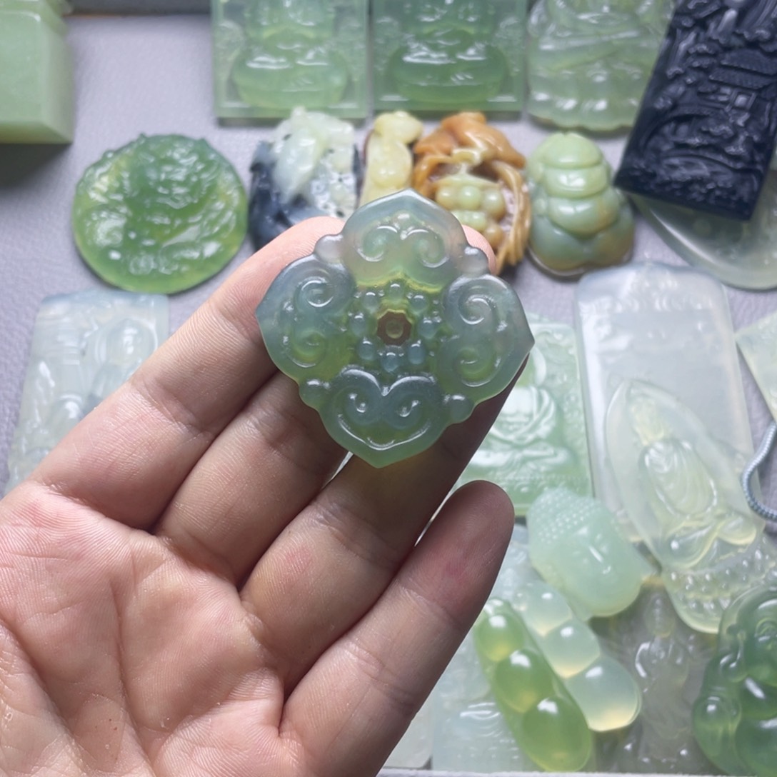 蛇纹石玉颈饰未镶嵌