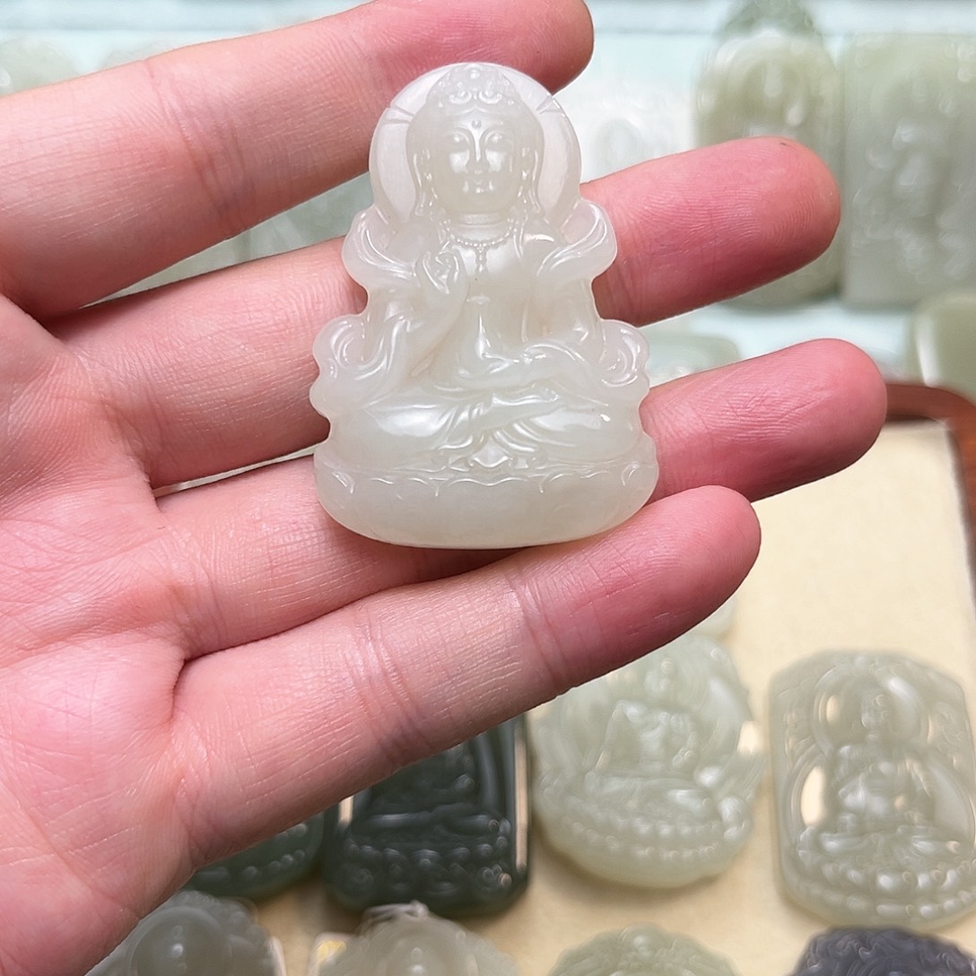 马***姐和田玉未镶嵌颈饰