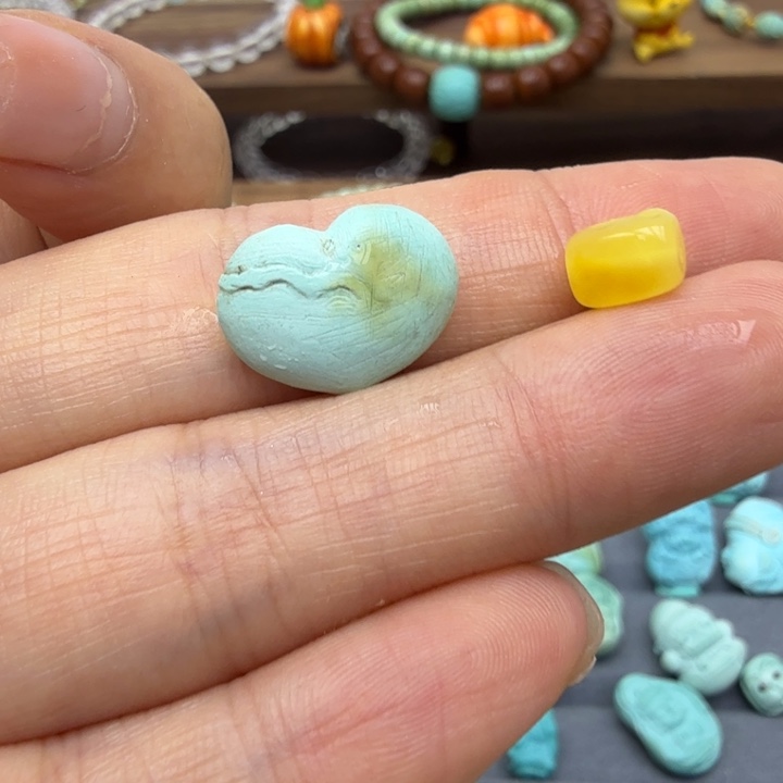 未镶嵌琥珀裸石雕刻