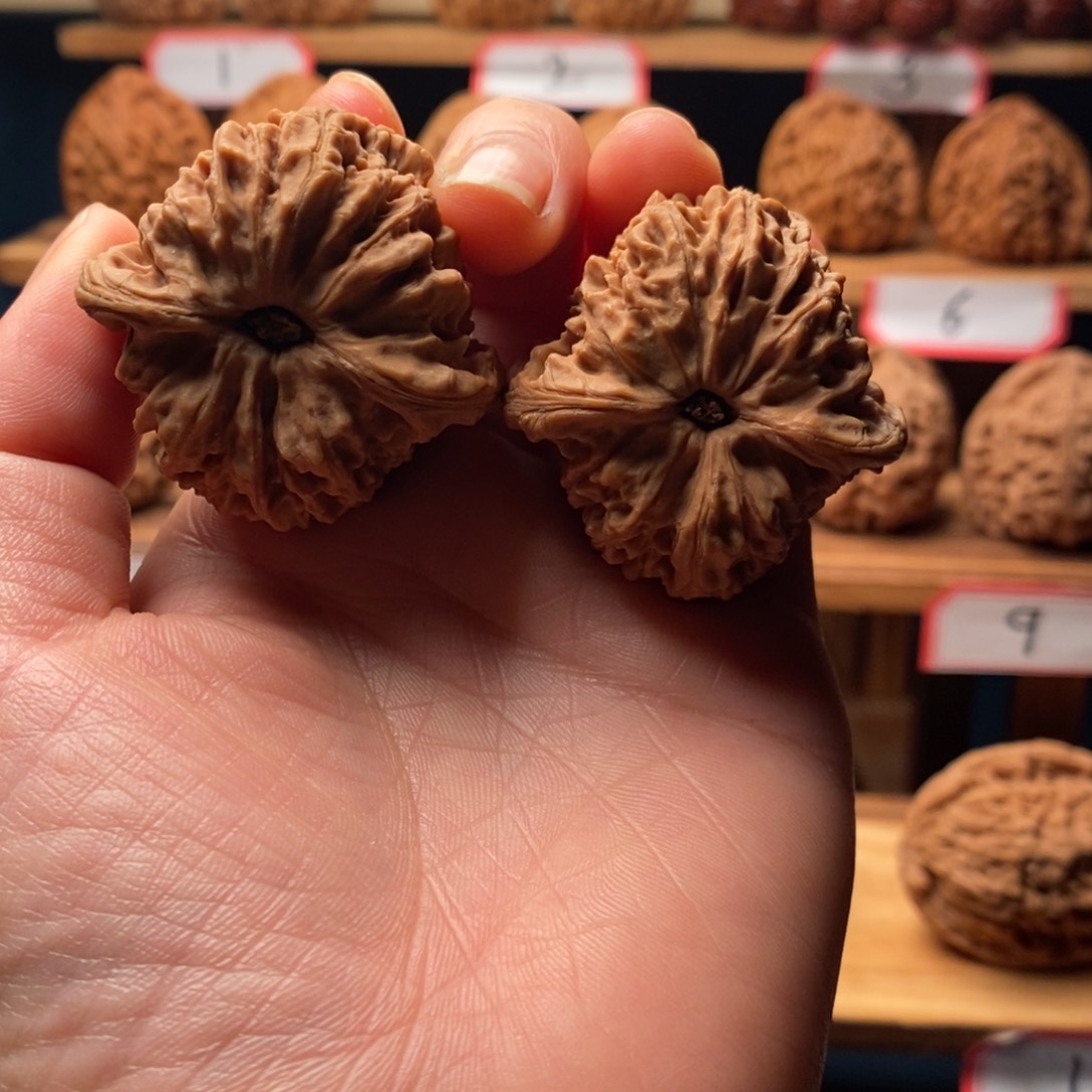 ****脚南将石文玩核桃三角42