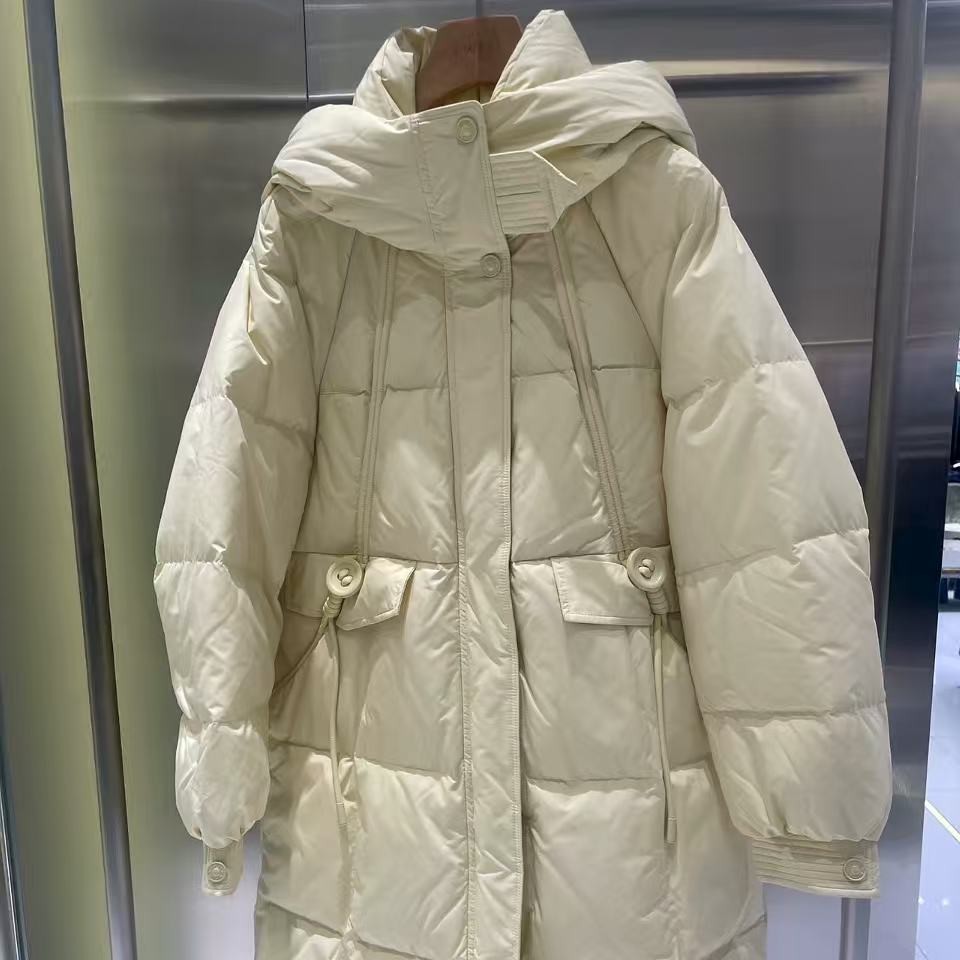 玉米色连帽大口袋长款羽绒服工装硬朗风格细节设计保暖实用A11707