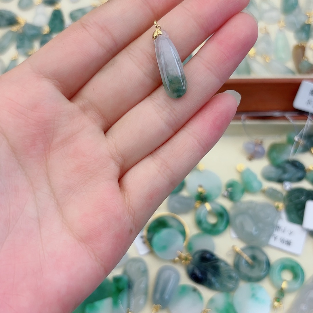 翡翠18K金镶嵌颈饰福瓜