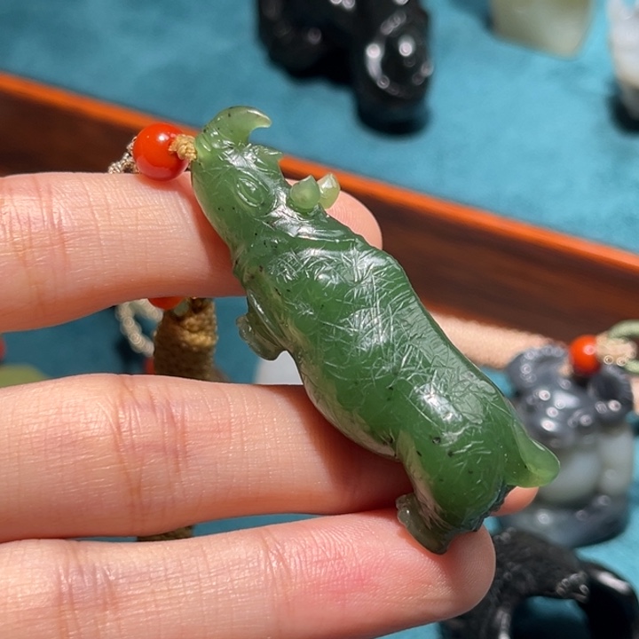 和田玉未镶嵌珠宝半成品碧玉犀牛