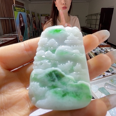 翡翠未镶嵌颈饰一个