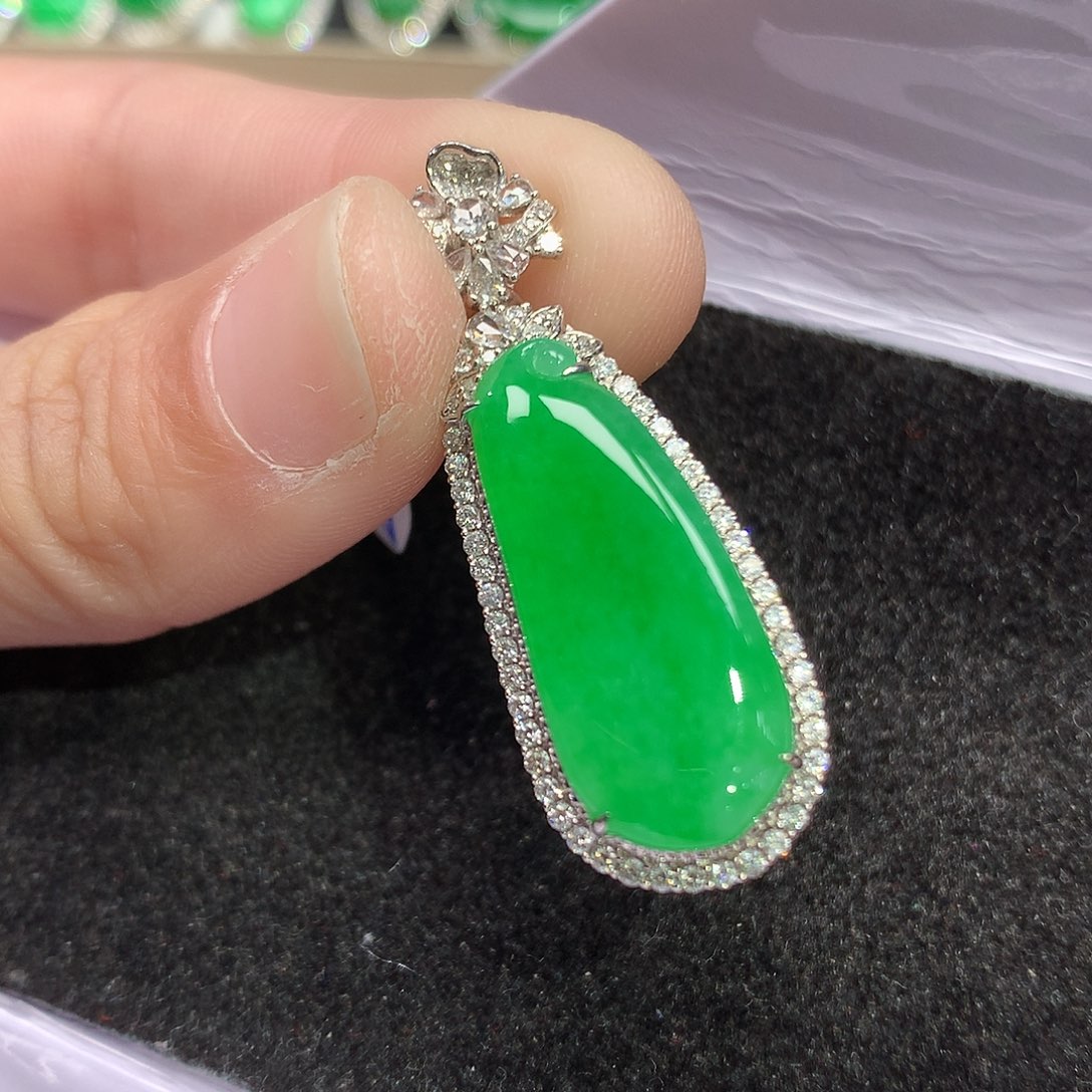 翡翠吊坠(赠链)18K金镶嵌