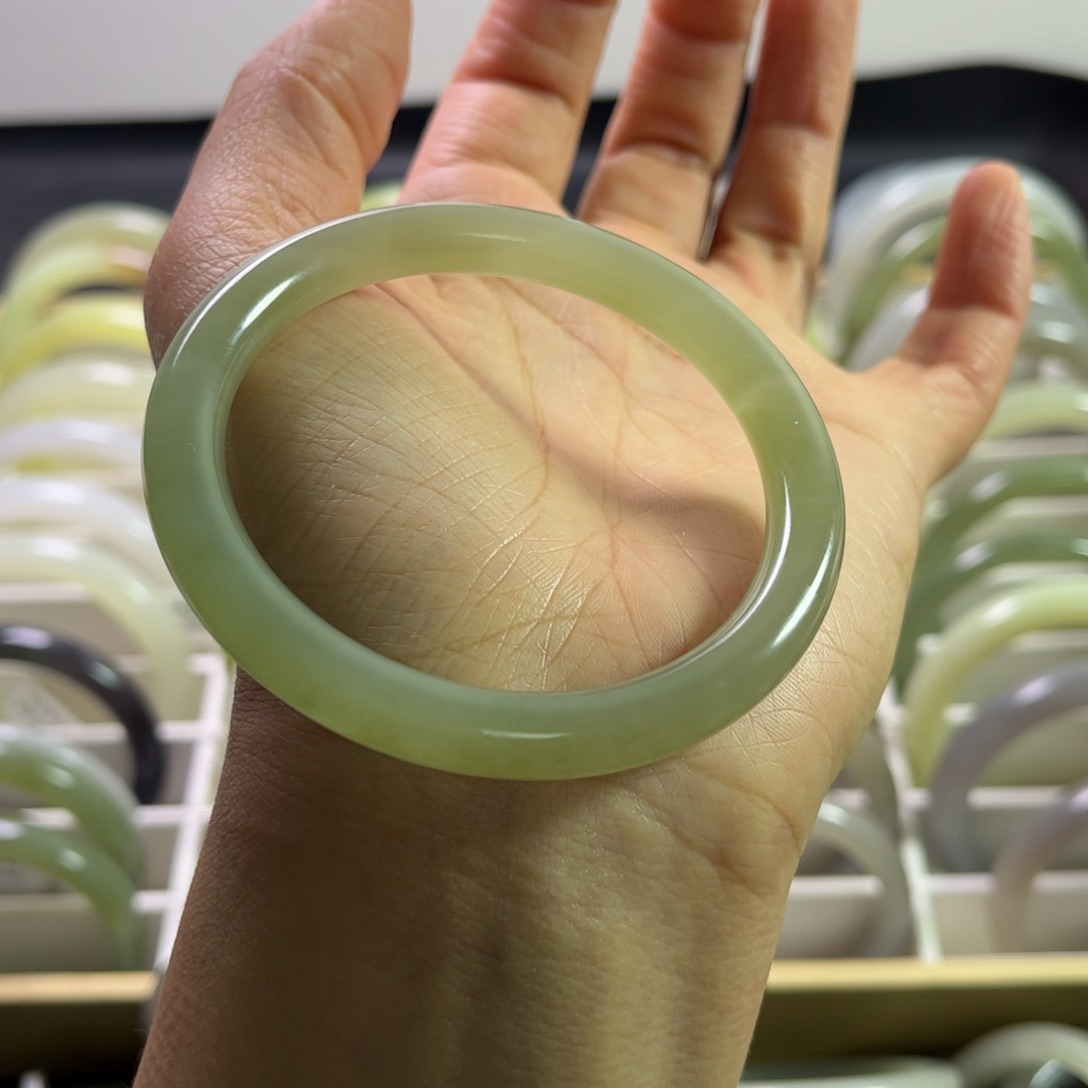 和田玉手镯55.8圈未镶嵌