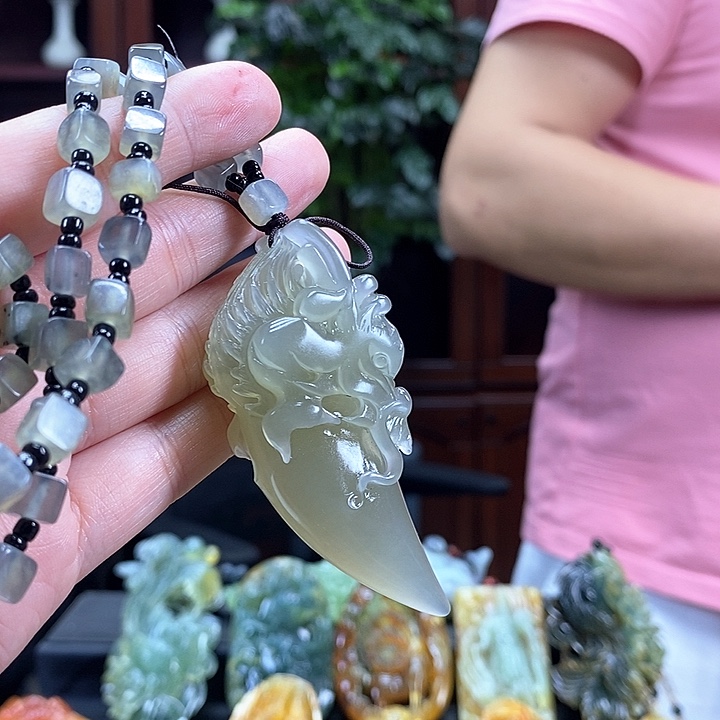 蛇纹石玉未镶嵌颈饰青**鱼