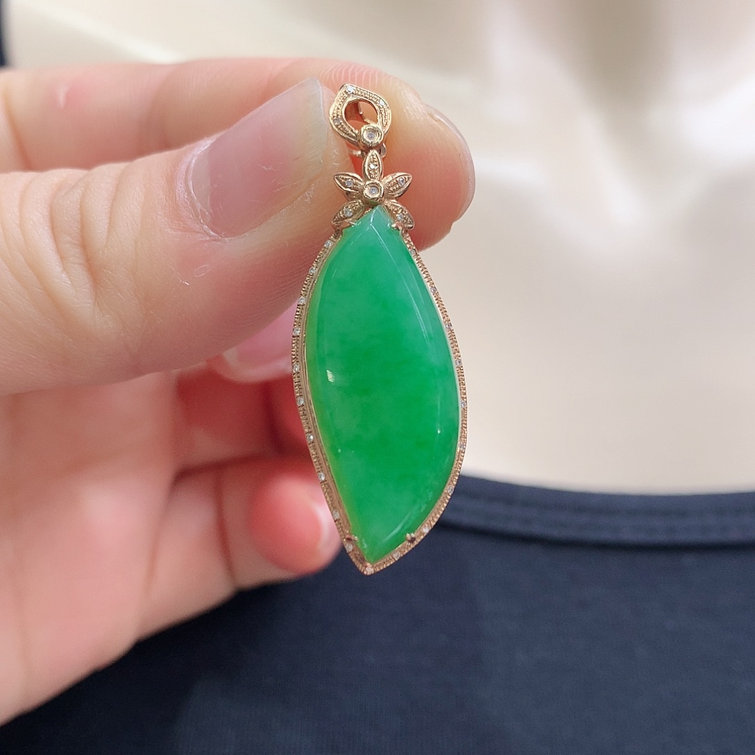 翡翠18K金镶嵌颈饰无事牌