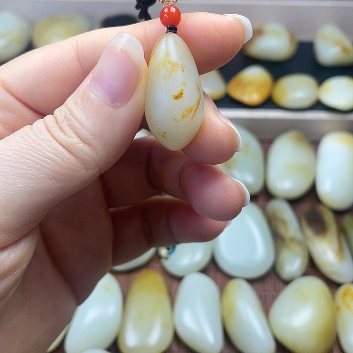 煙****和田玉未镶嵌颈饰