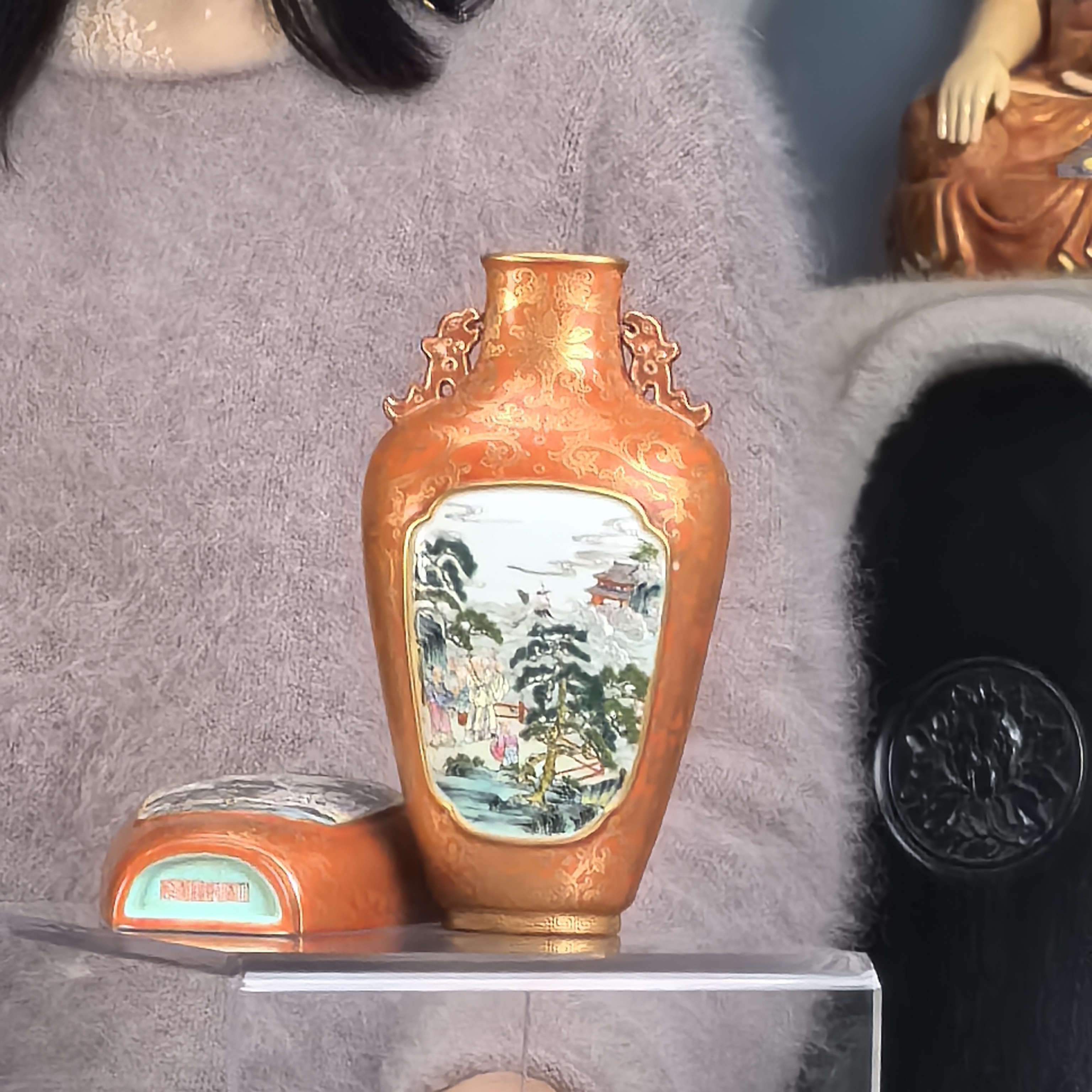 清 珊瑚红描金山水开窗双耳壁挂瓶