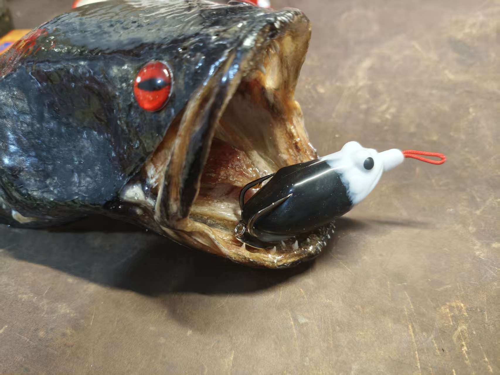 猎黑雷蛙15克带亮片