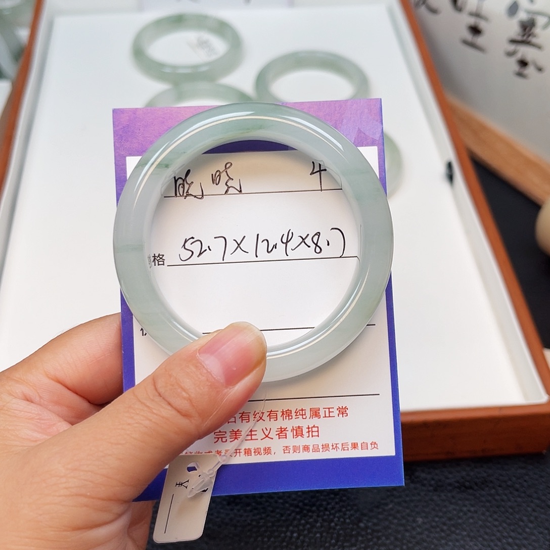 晓***晓石英质玉（金丝玉）手镯未镶嵌