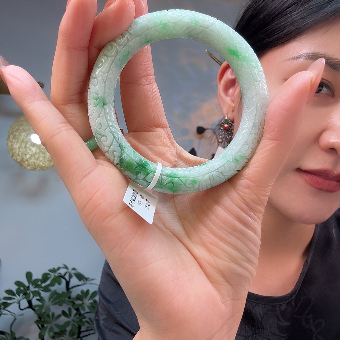 啥***字翡翠未镶嵌颈饰手镯