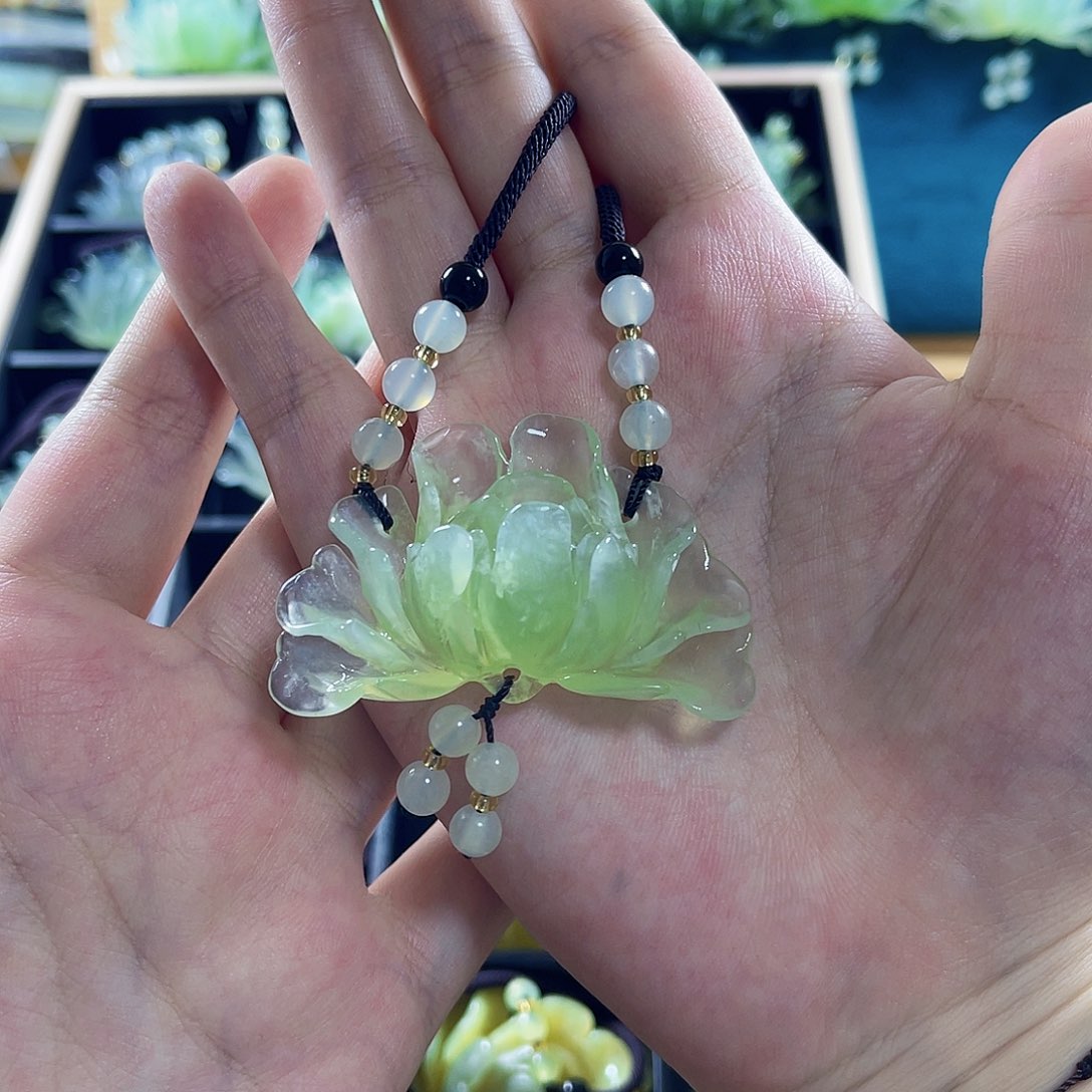 蛇纹石玉颈饰合金