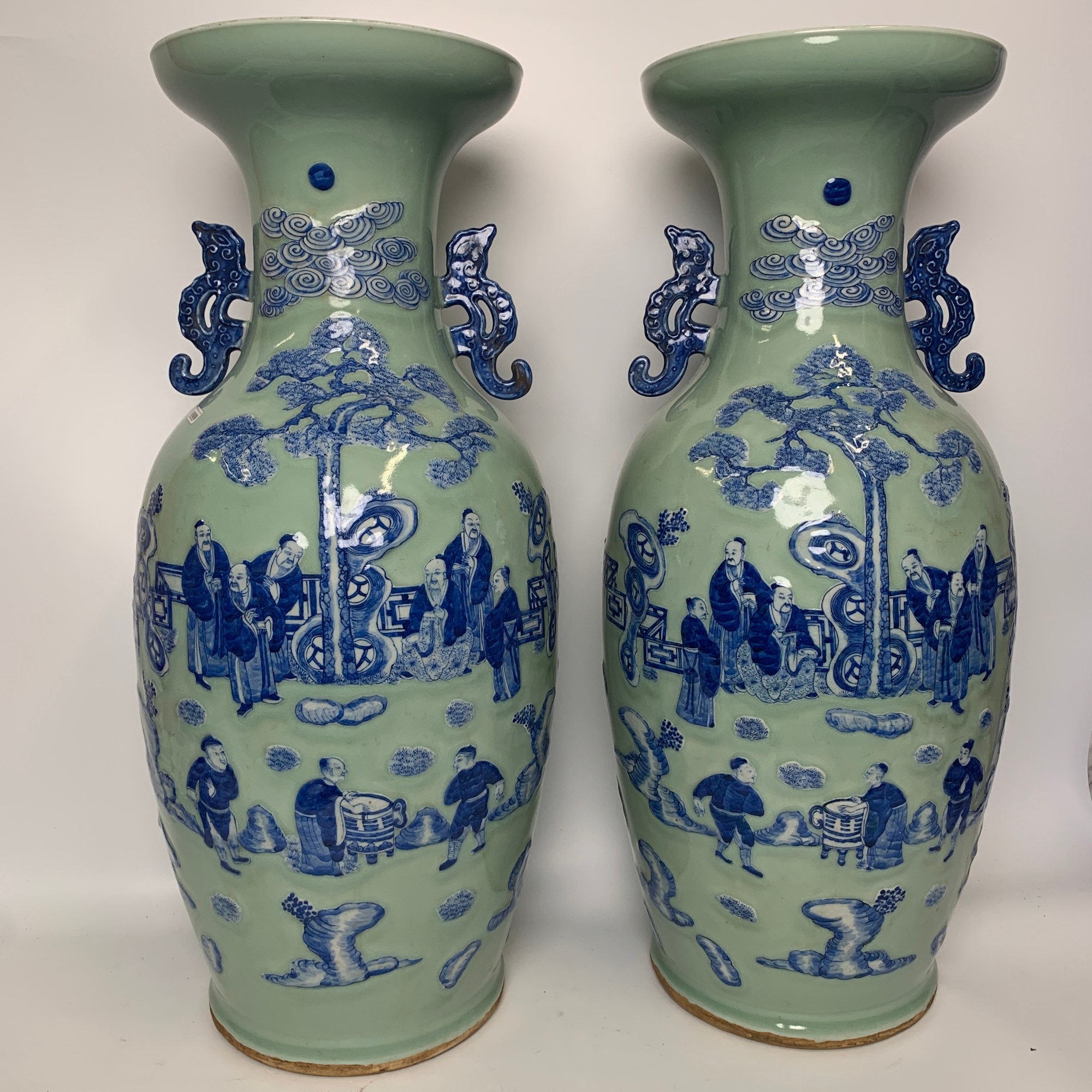 清中期·豆青釉加白人物双耳瓶ZBM25ZBM0220032