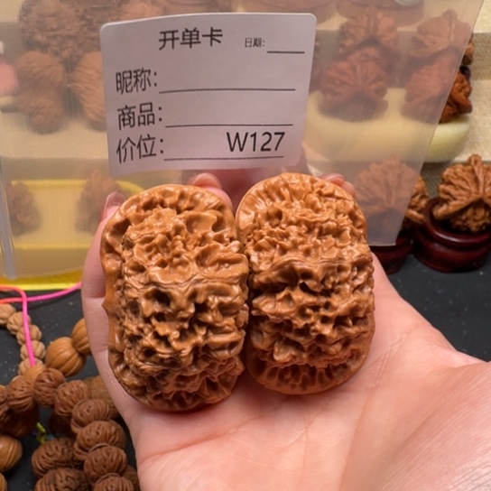 店***三桃核把件文玩工作室有没有人啊