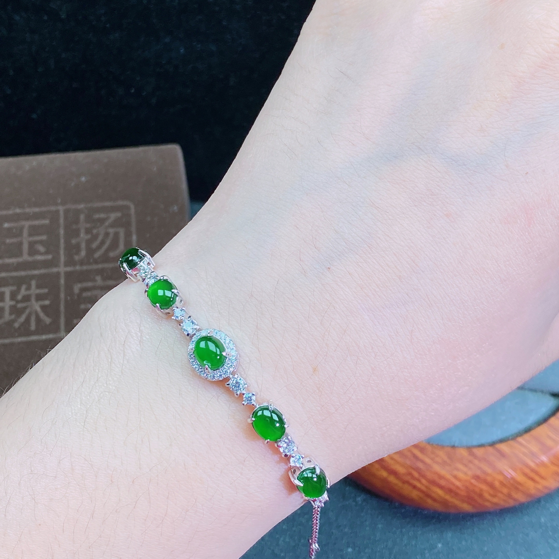 天然翡翠A货阳绿时尚百搭设计款手链通体S925银镶嵌