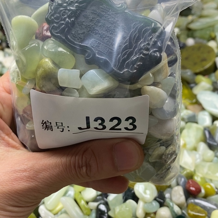 蛇纹石玉鱼缸石未镶嵌