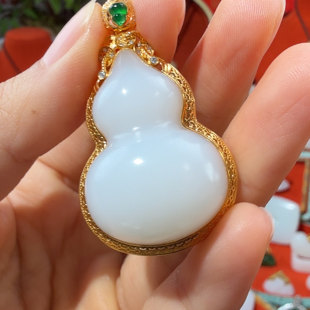 如***醒和田玉18K金镶嵌颈饰