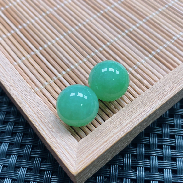 缅甸翡翠A货 苹果绿珠一对 尺寸12.8-12.9mm（暂未打孔需要可联系）