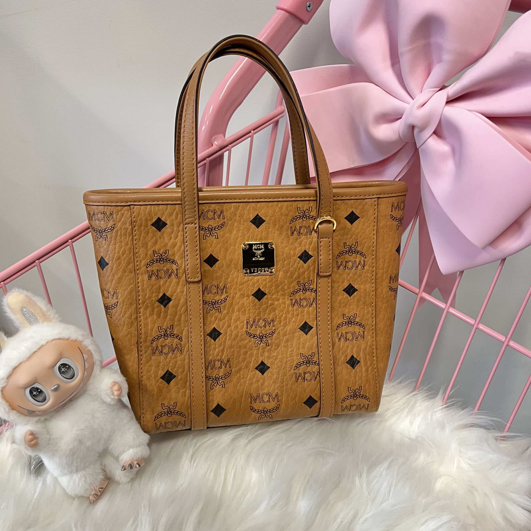 99新 MCM 干邑色新款菜篮子斜挎包/4909