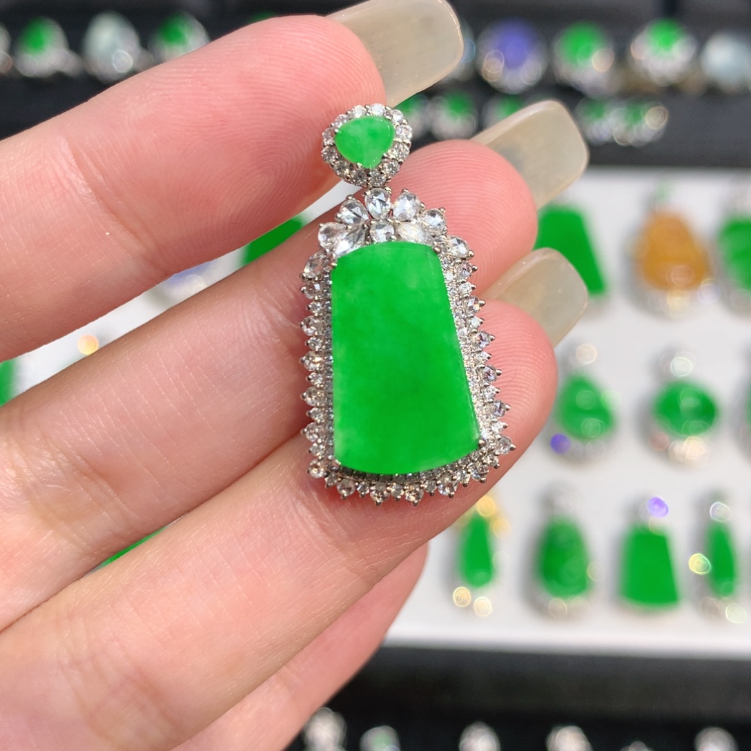 *****翡翠18K金镶嵌颈饰