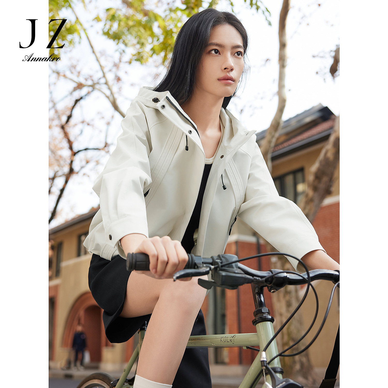 玖姿安娜蔻休闲户外山系运动风工装连帽短款风衣25新款KWFC413179