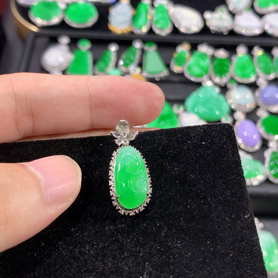 翡翠18K金镶嵌颈饰