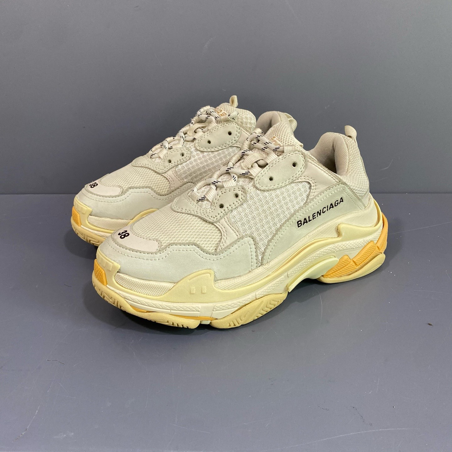 95新 Balenciaga/巴黎世家 38码 triples 米白 休闲鞋 换底 很新