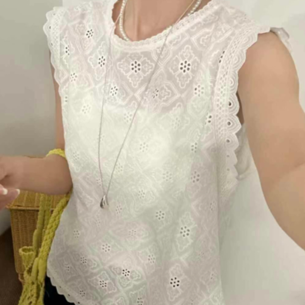 刺绣镂空露背蕾丝无袖女夏季甜美减龄小衫上衣