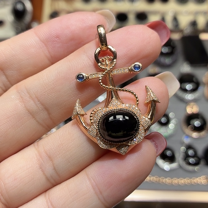 翡翠18K金镶嵌颈饰