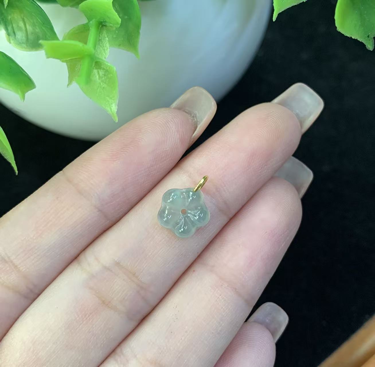 翡翠精致小花小滴溜小吊坠